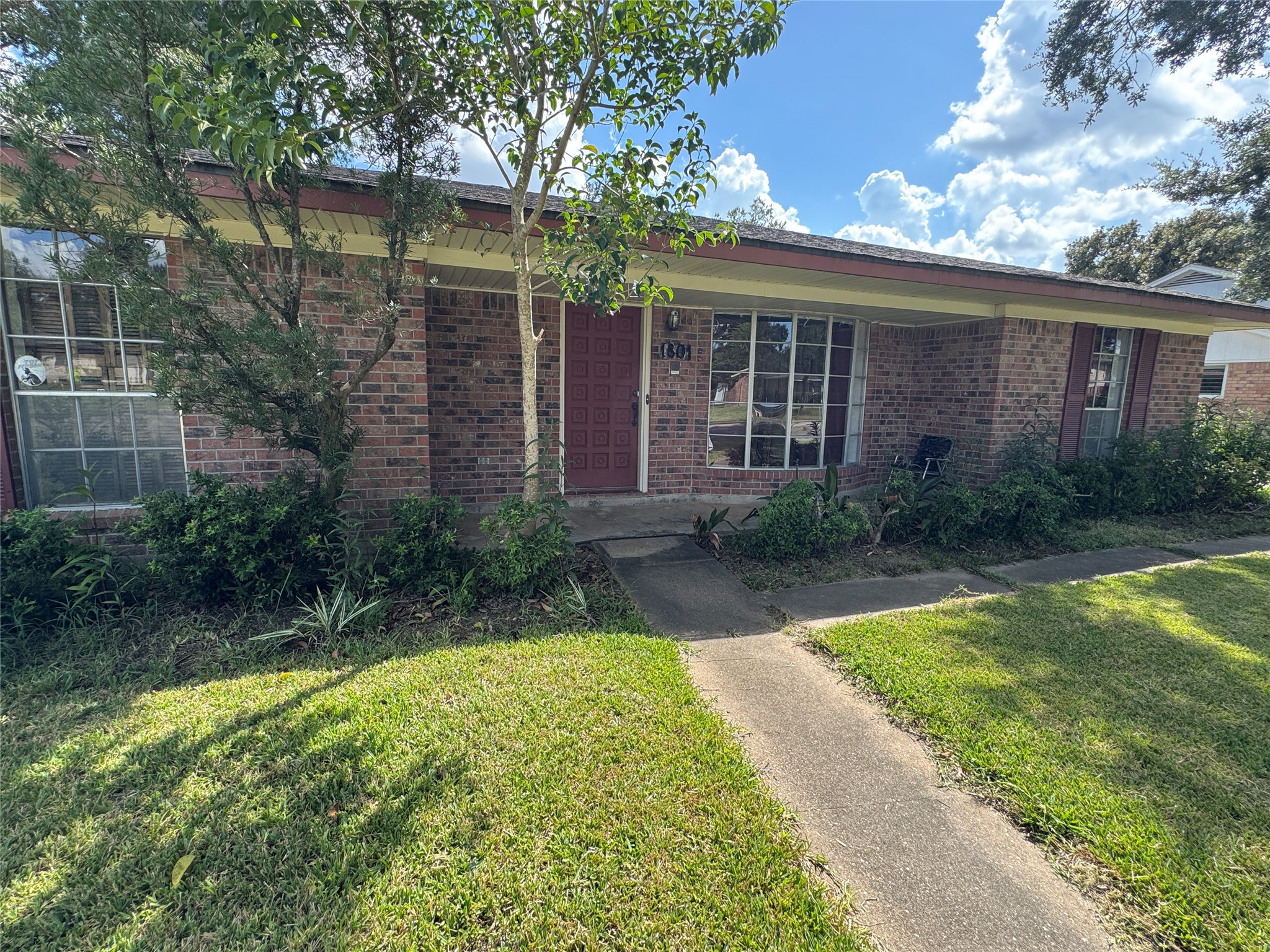 1801 Mulberry Drive Property Photo 2