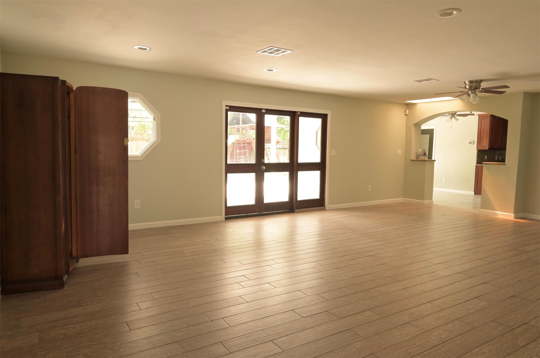9810 Cliffwood Drive Property Photo 4