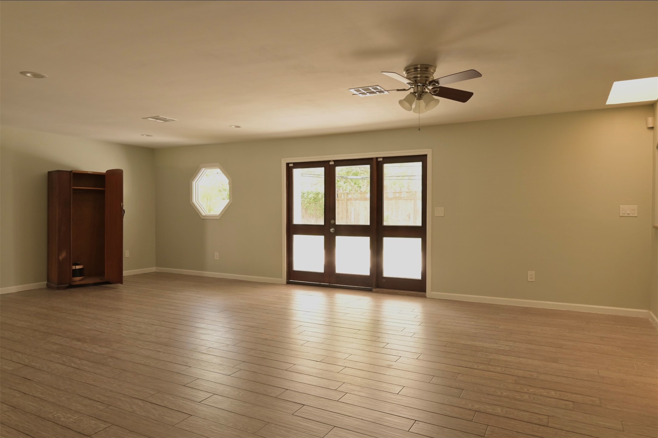 9810 Cliffwood Drive Property Photo 5