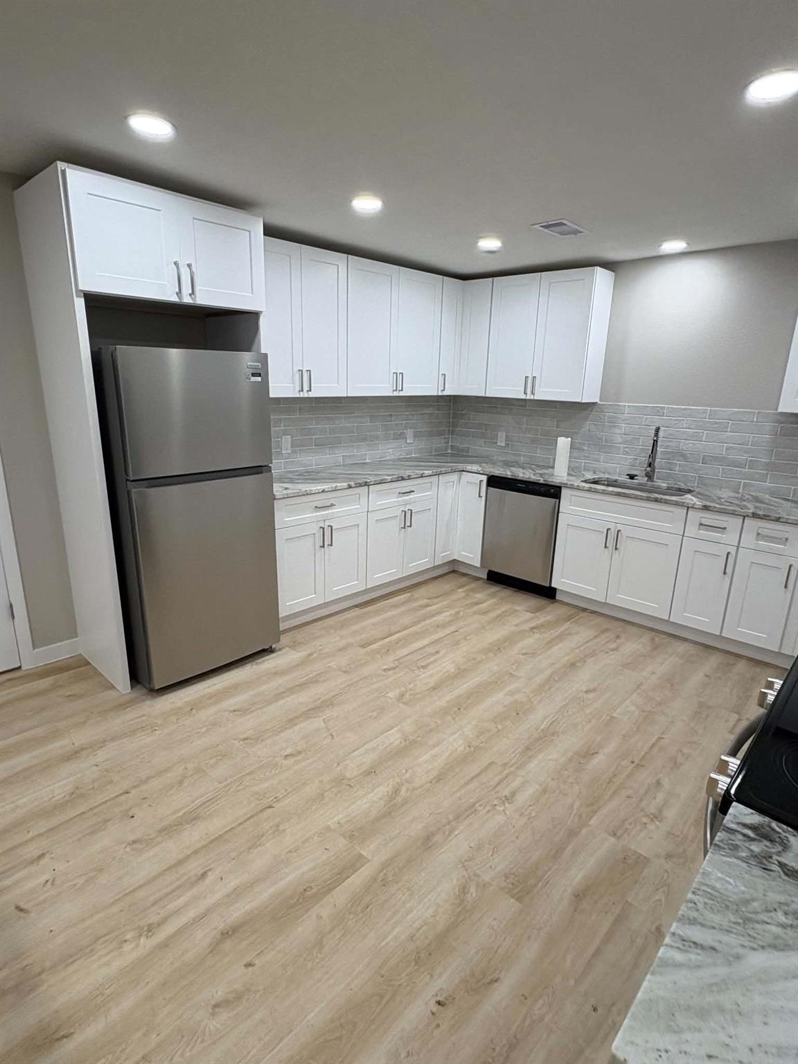462 Avenue B Property Photo 3