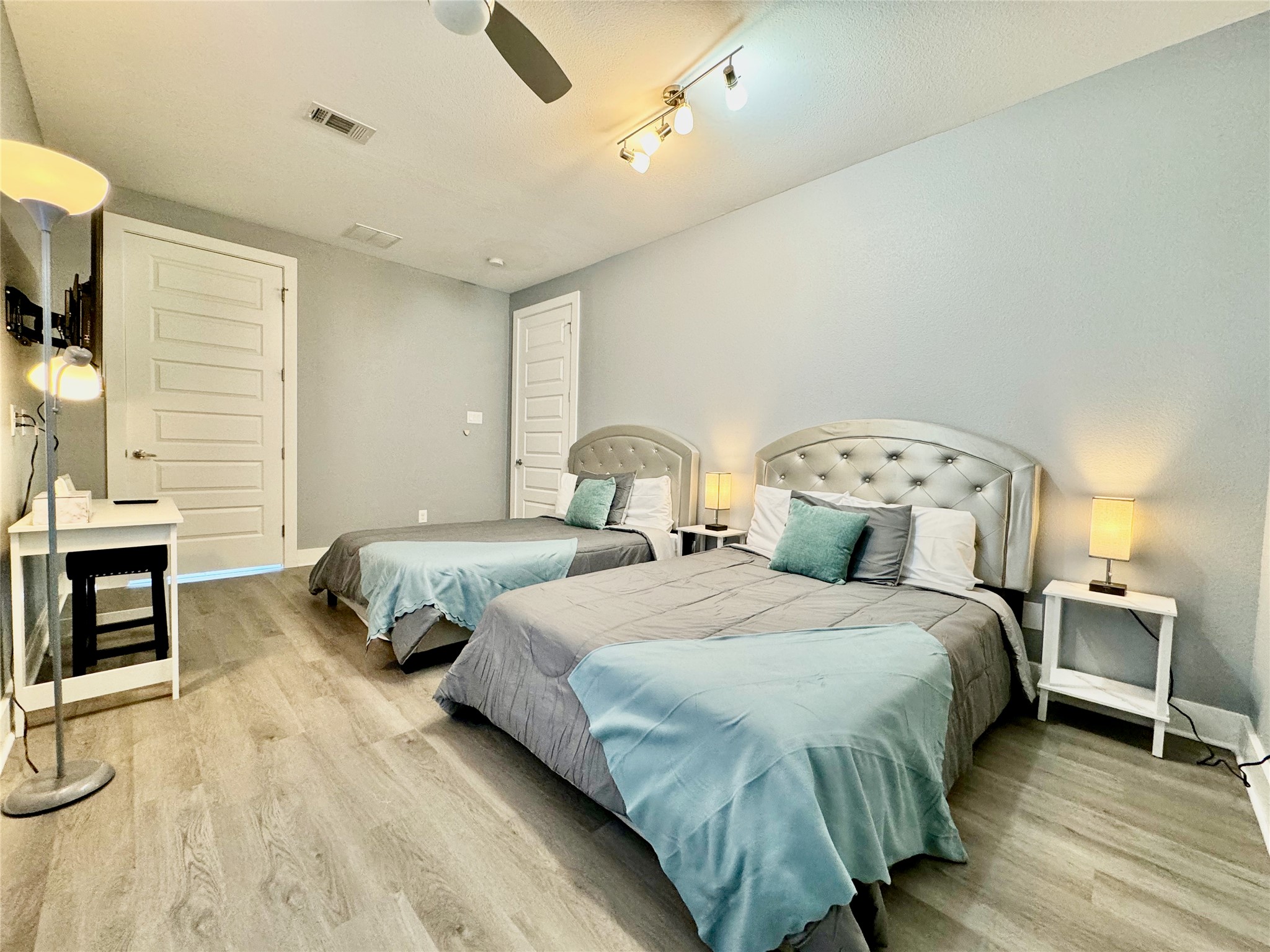 1914 Blodgett Street C Property Photo 6