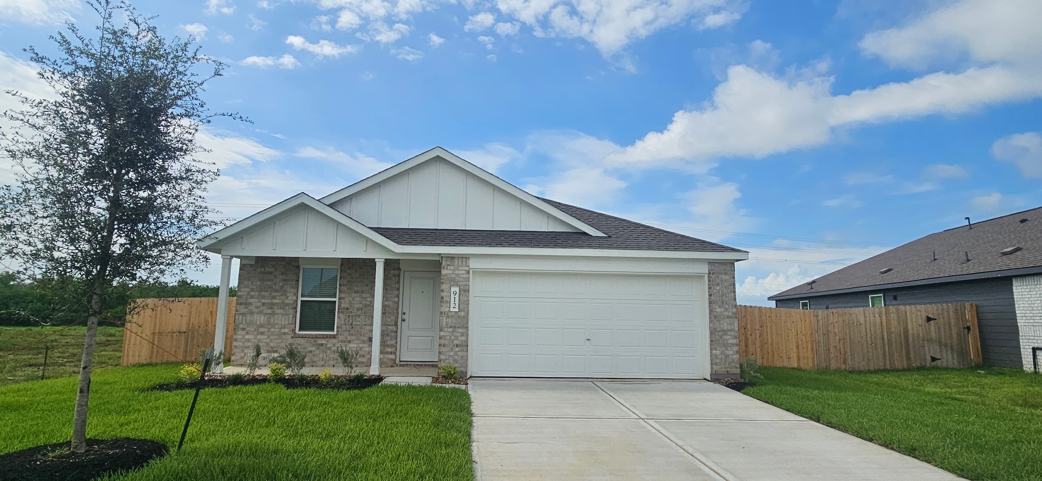 912 Woodhaven Lakes Drive Property Photo 1