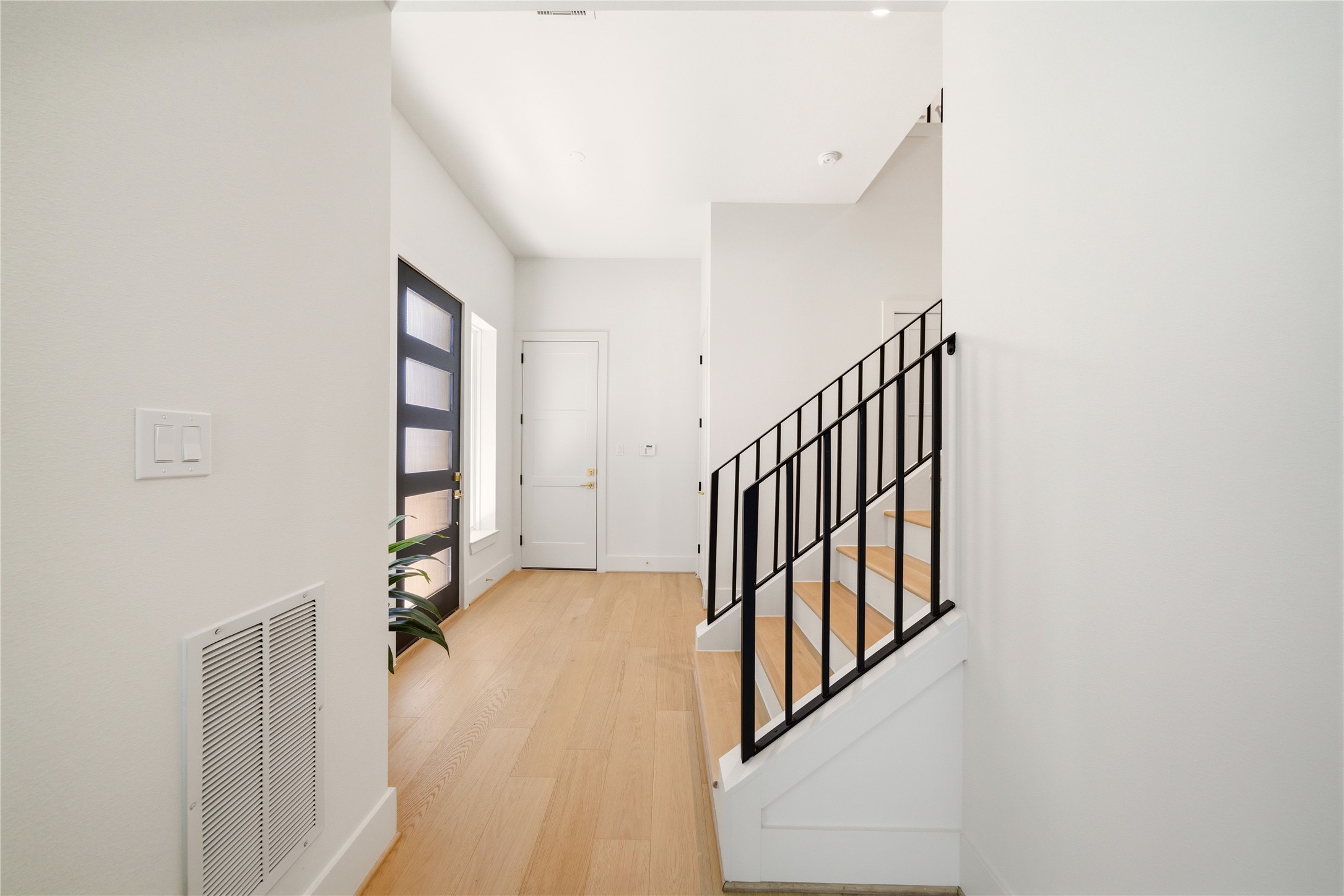 827 W 16th Street A Property Photo 15