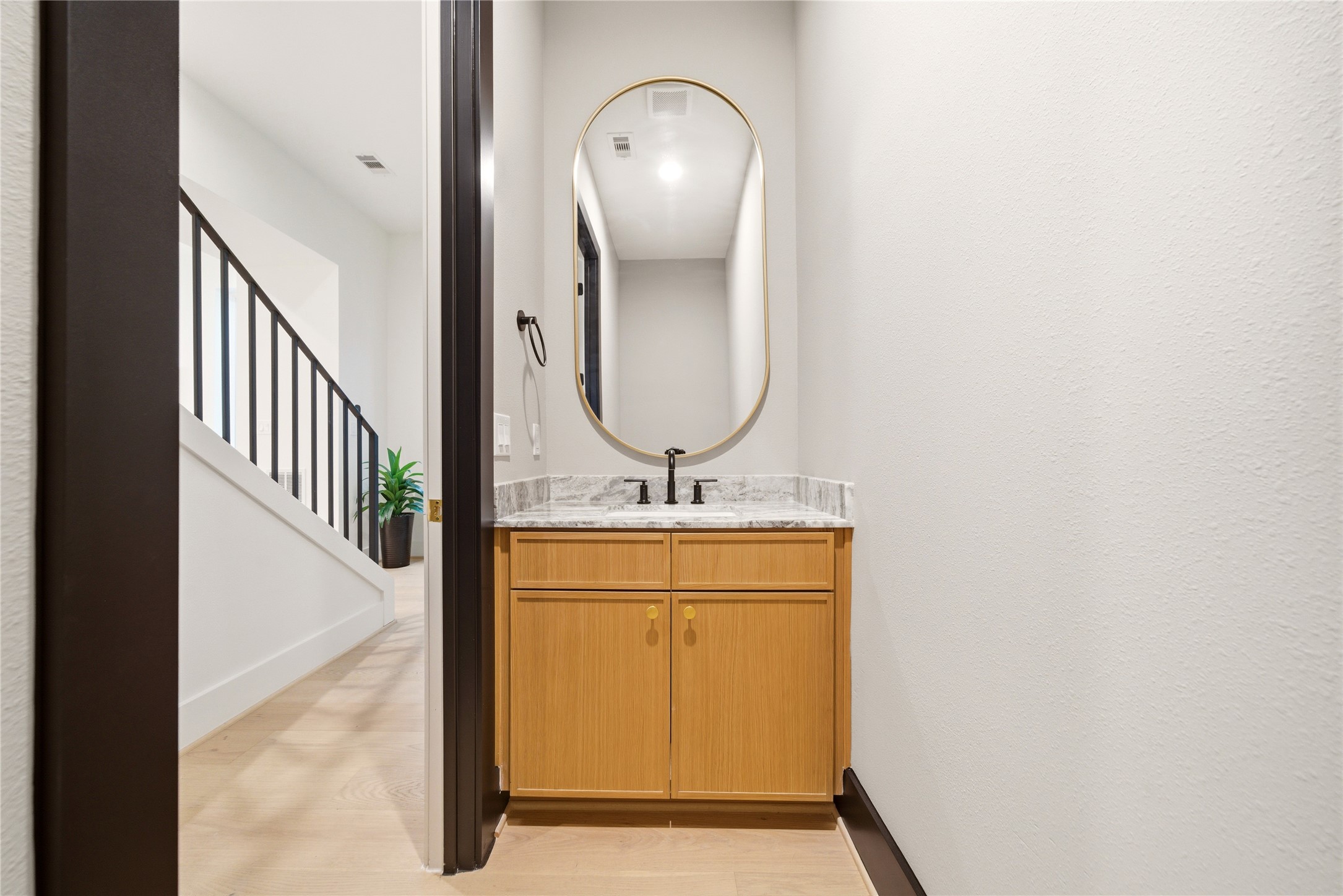 827 W 16th Street A Property Photo 16