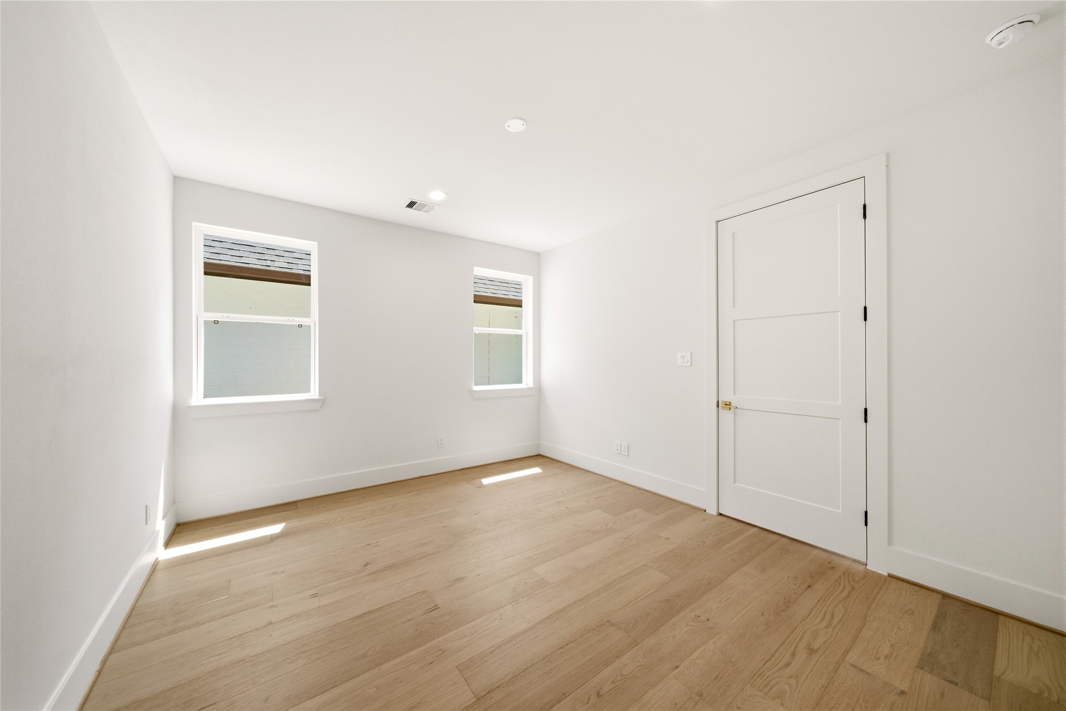 827 W 16th Street A Property Photo 27