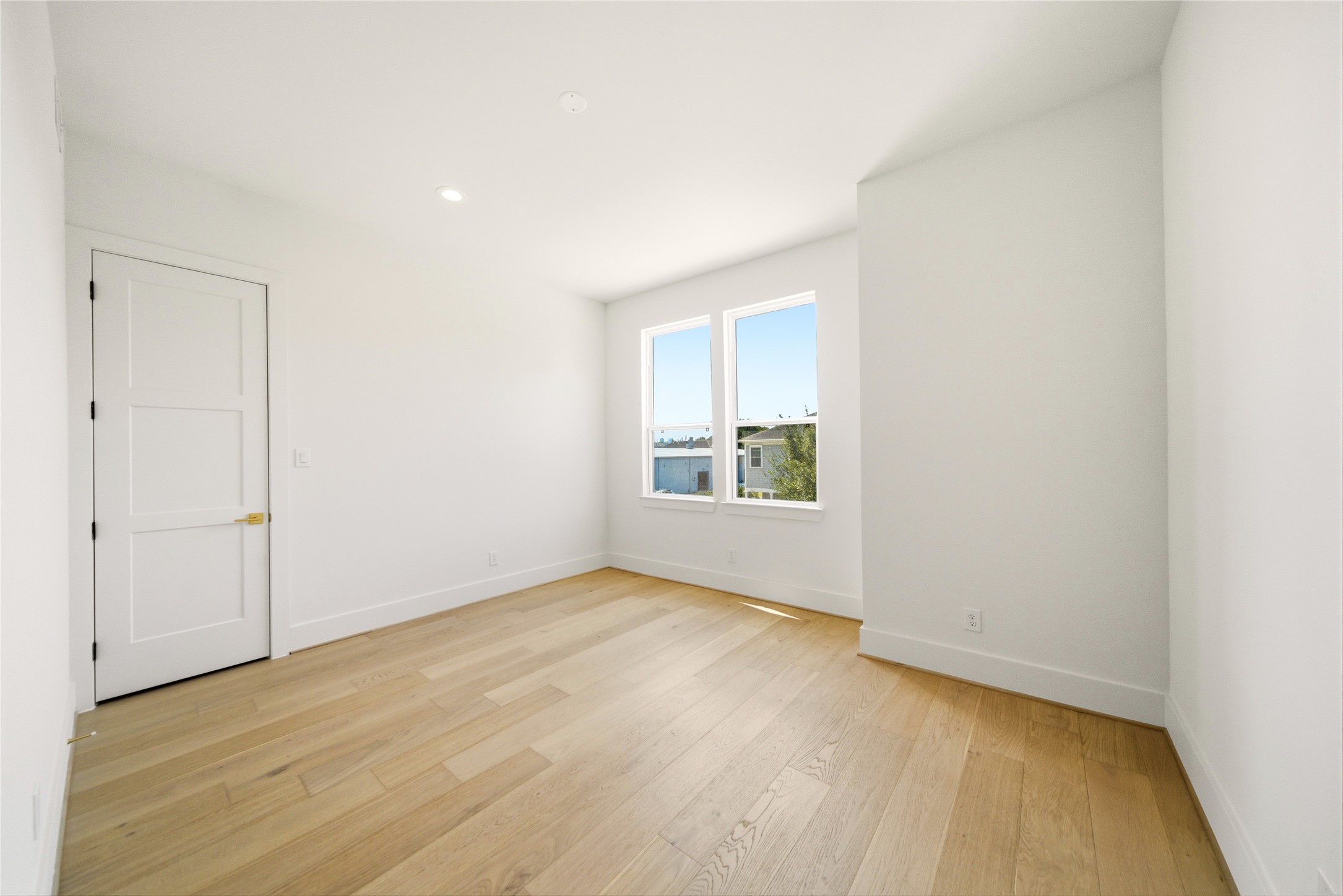 827 W 16th Street A Property Photo 28