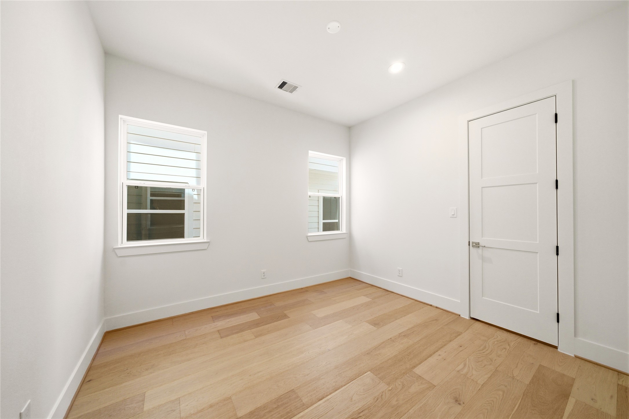 827 W 16th Street A Property Photo 31