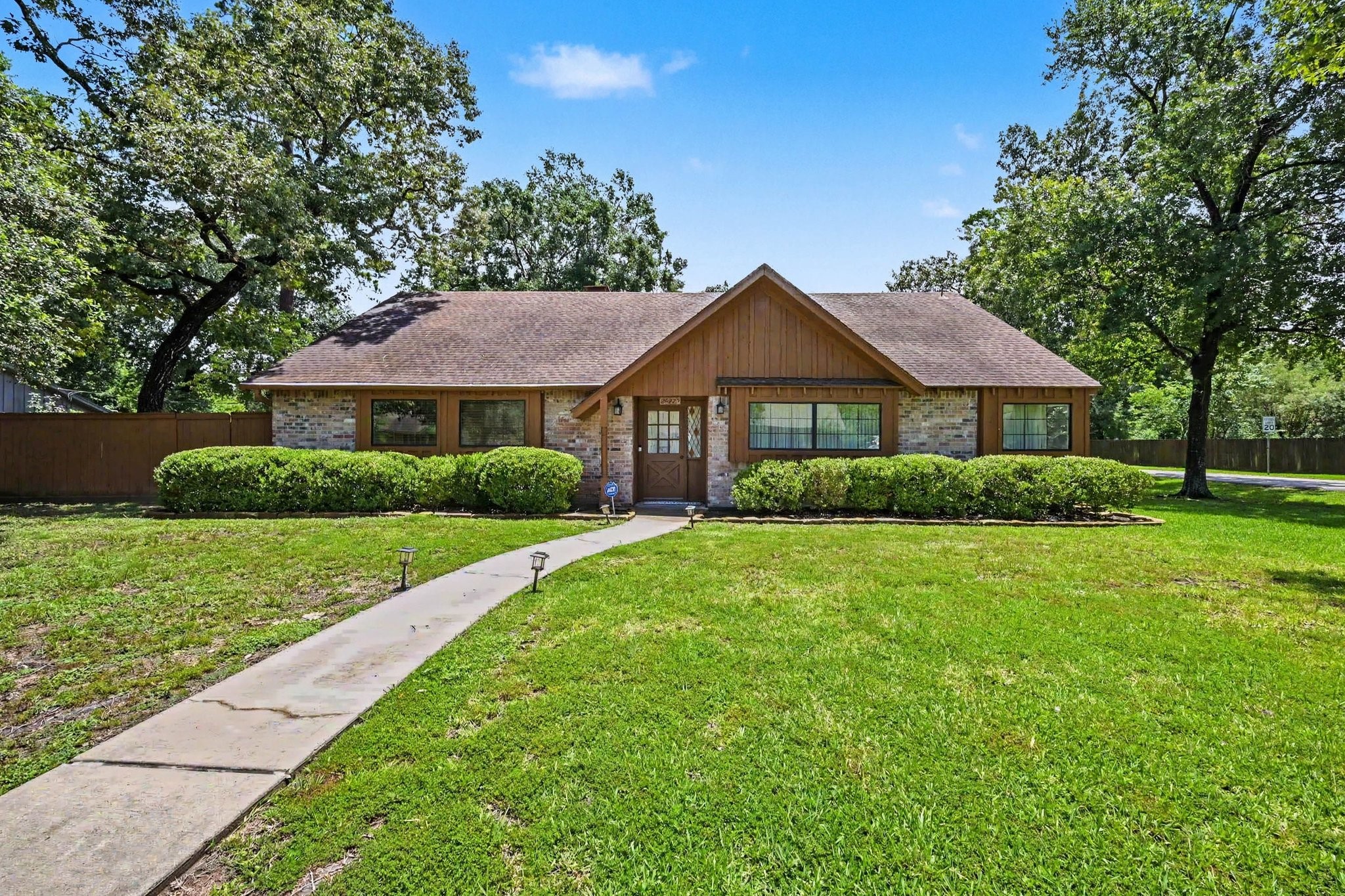 26222 Oakhurst Drive Property Photo 2