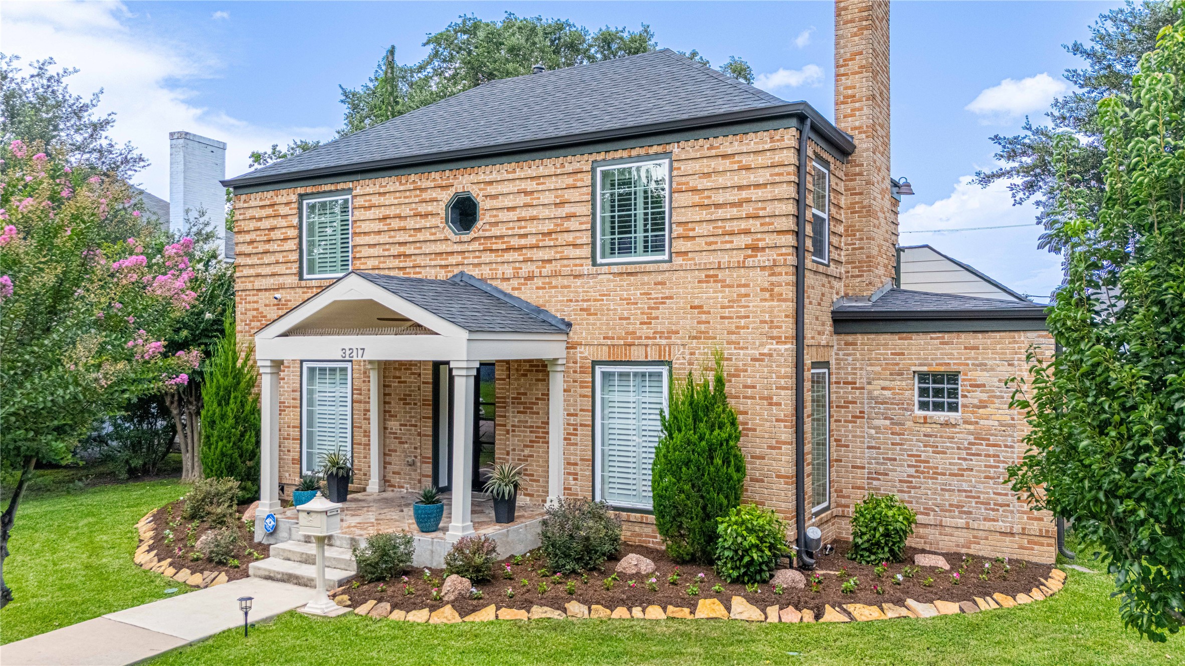 3217 Parkwood Drive Property Photo 1