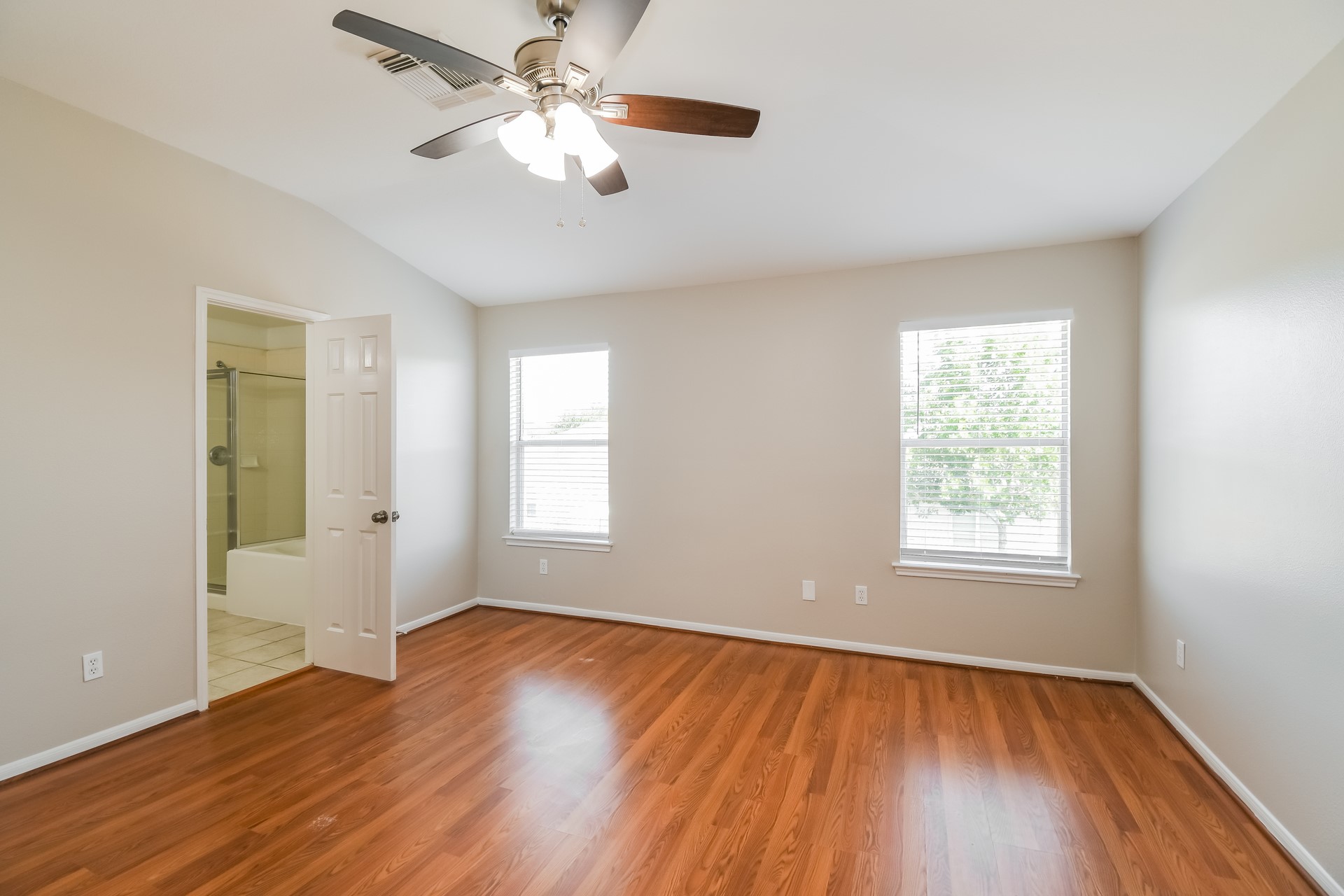 1060 Cabot Cove Property Photo 11