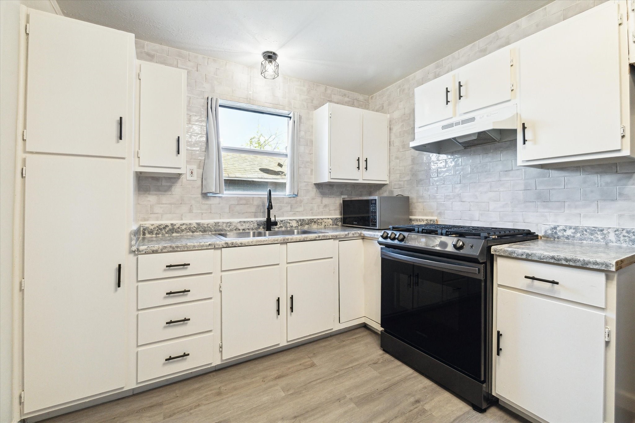 1147 Du Barry Lane B Property Photo 4