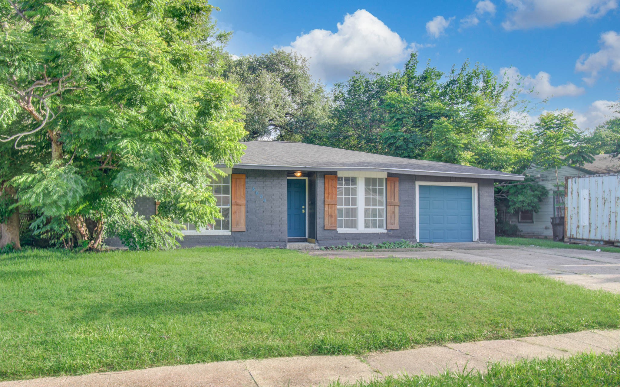 5634 Ridgeway Drive Property Photo 3