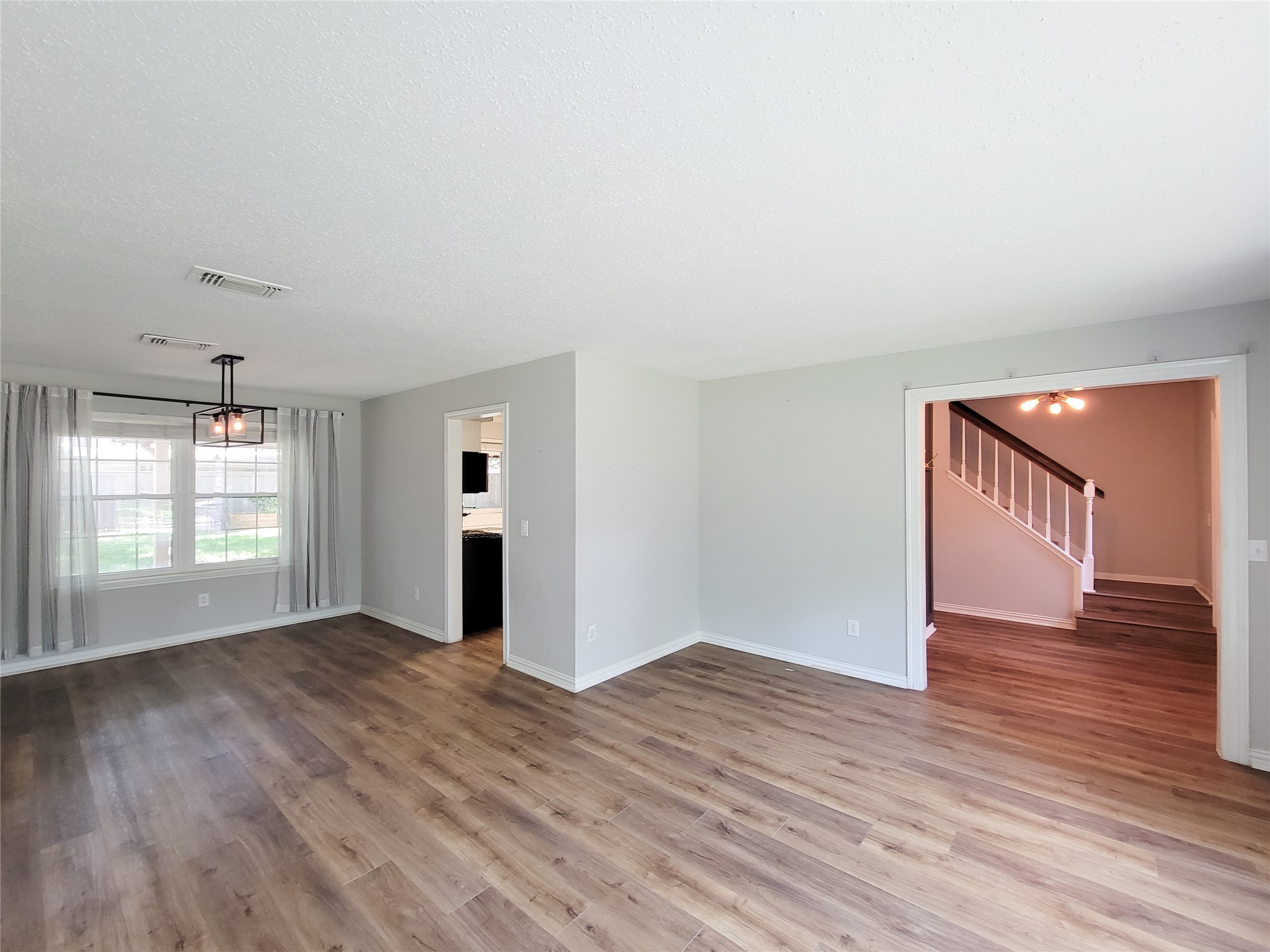 8123 Sunny Ridge Drive Property Photo 6
