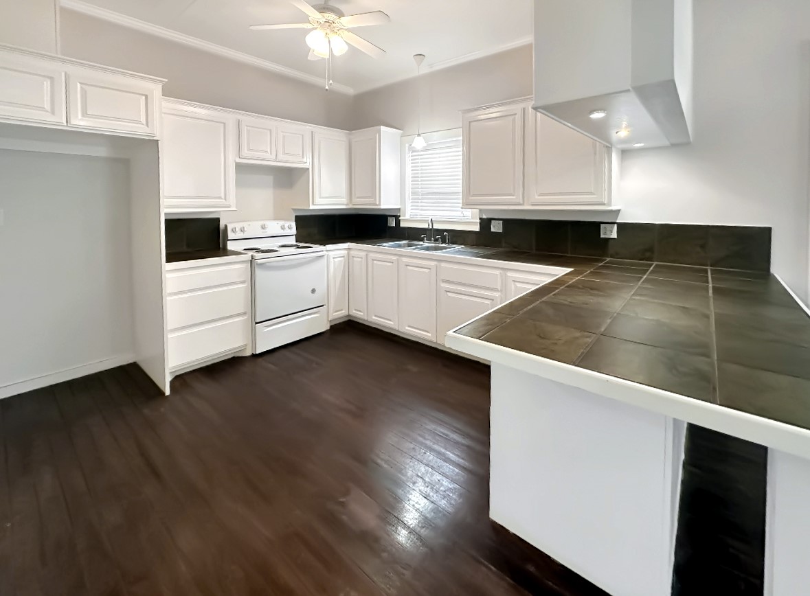 104 Russek Street Property Photo 4