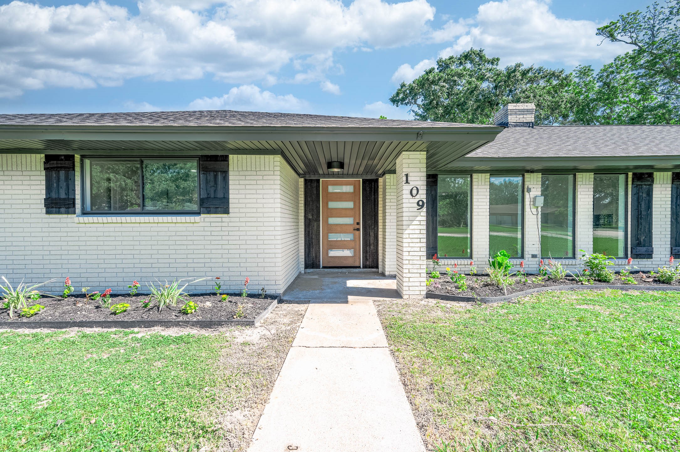 109 E Sherwood Drive Property Photo 3