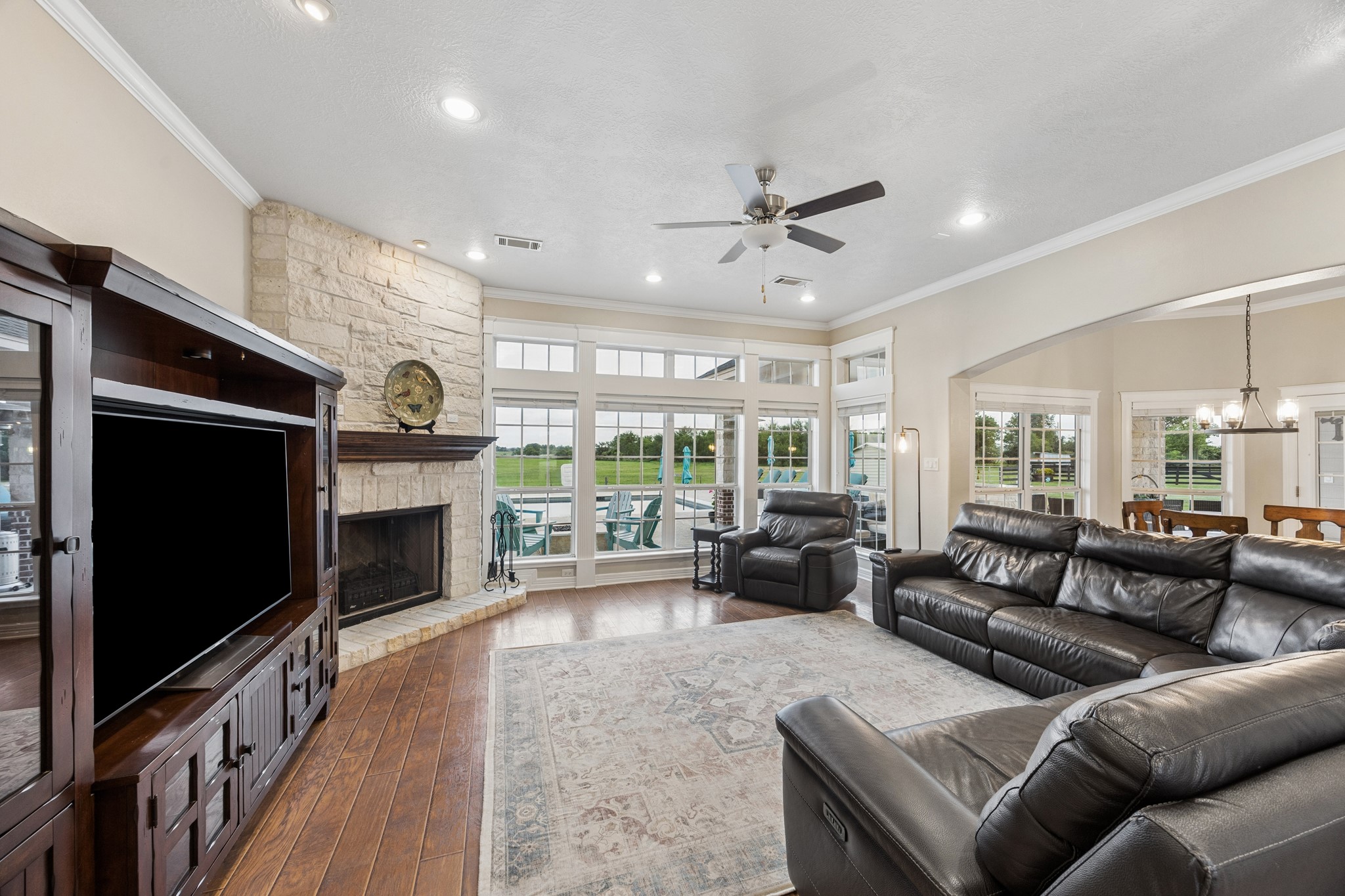 2258 Maler Road Property Photo 8