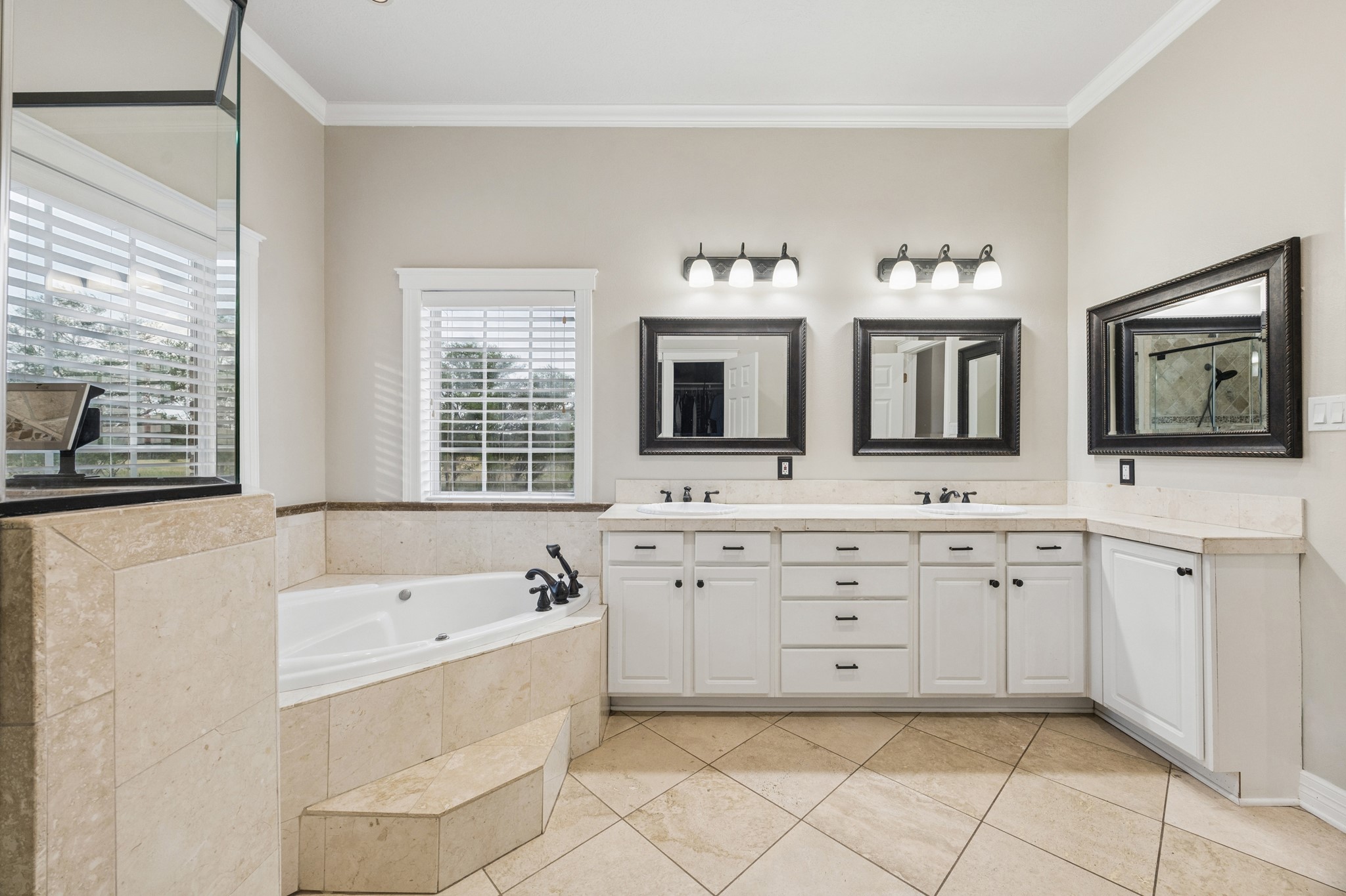 2258 Maler Road Property Photo 16