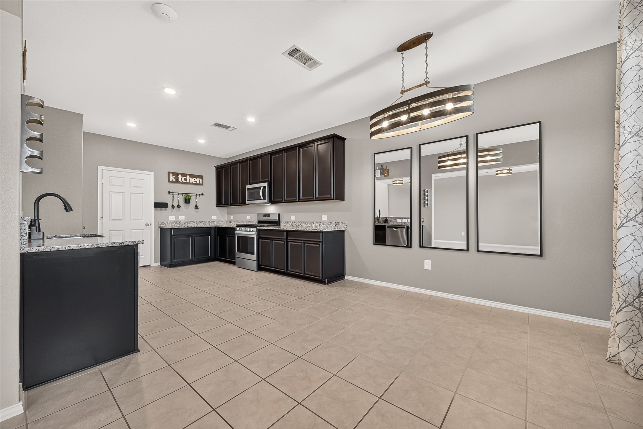 5911 Waggoner Ranch Trail Property Photo 9