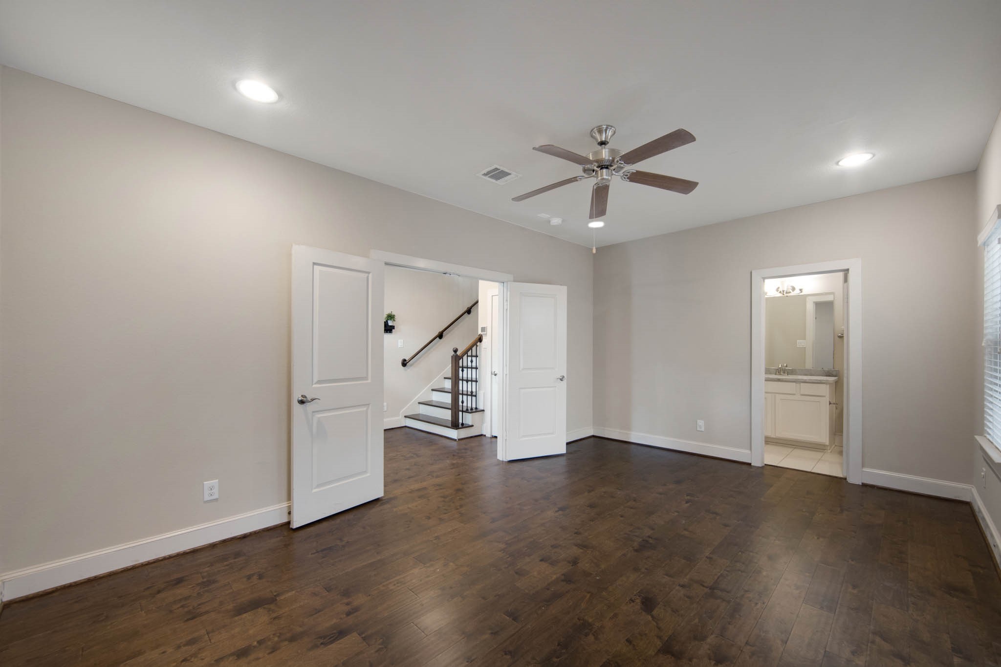953 W 24th Street Property Photo 3