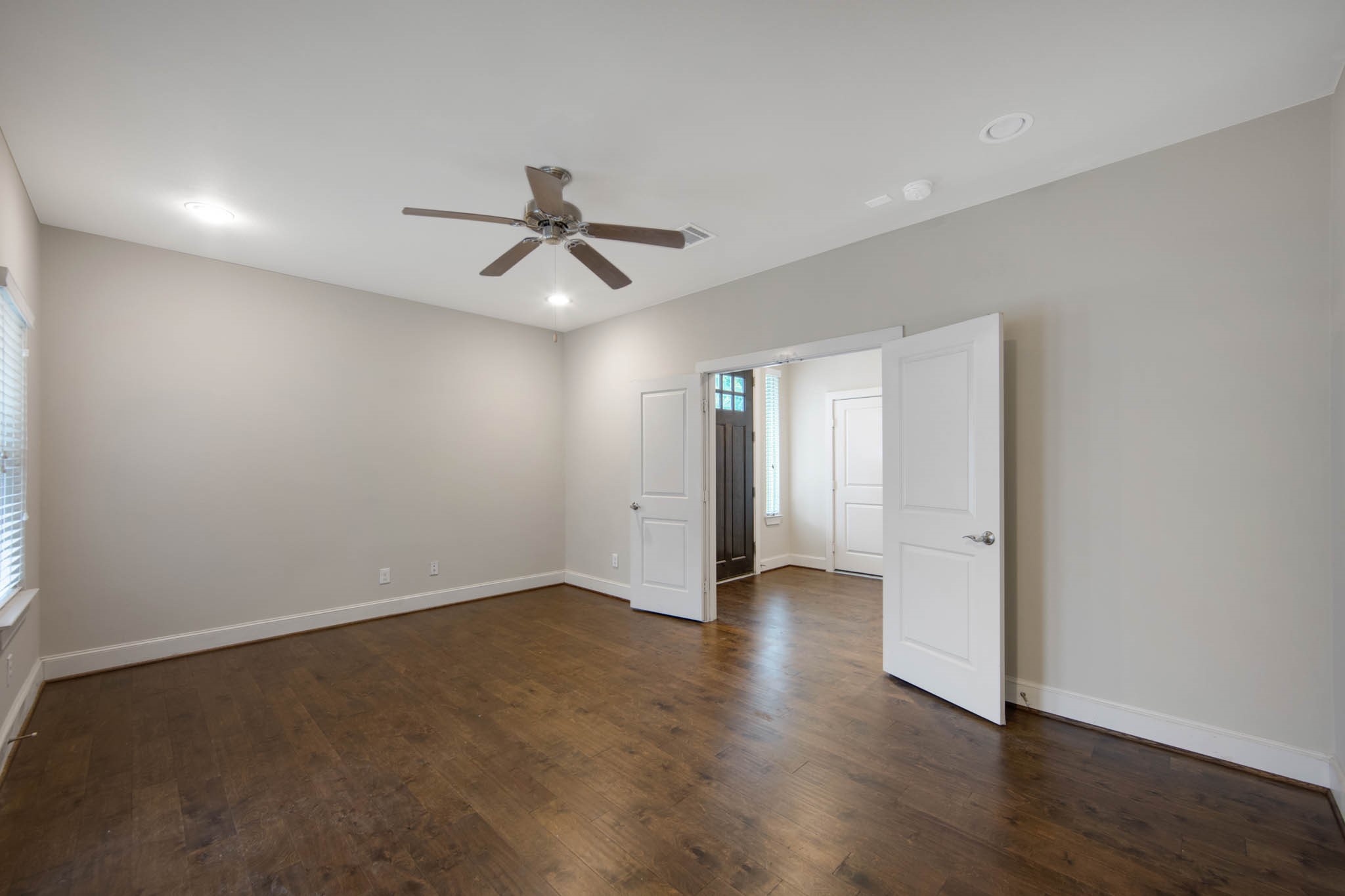 953 W 24th Street Property Photo 4