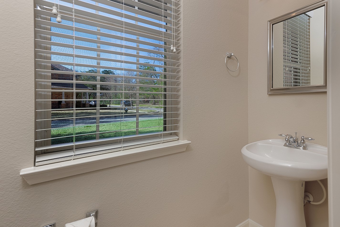 50 E Pipers Green Property Photo 8