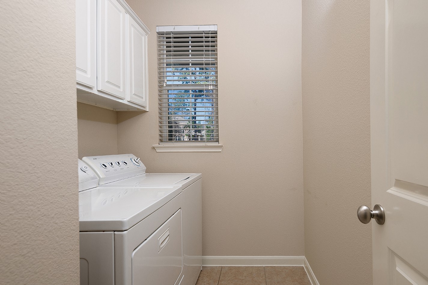 50 E Pipers Green Property Photo 9