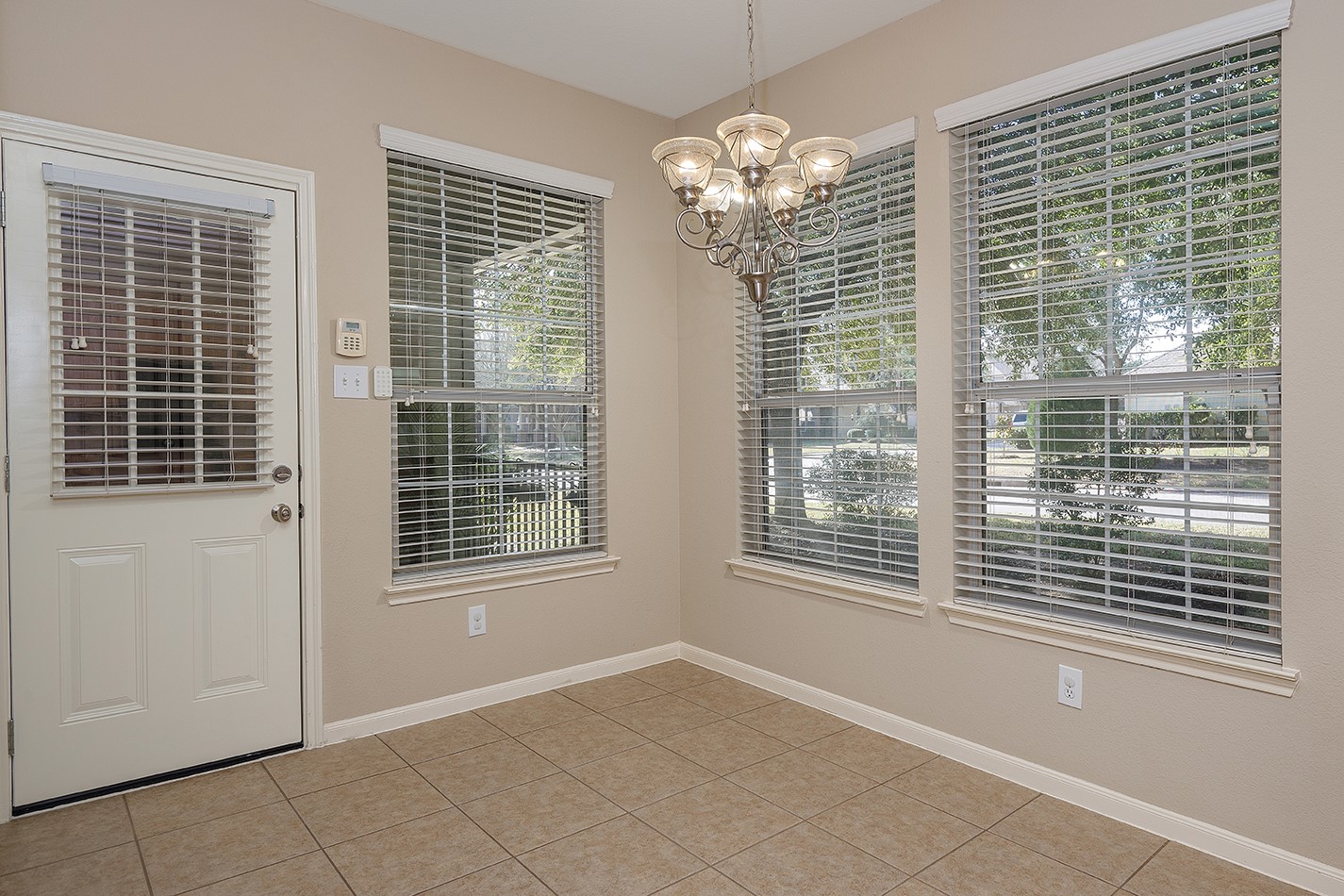 50 E Pipers Green Property Photo 11