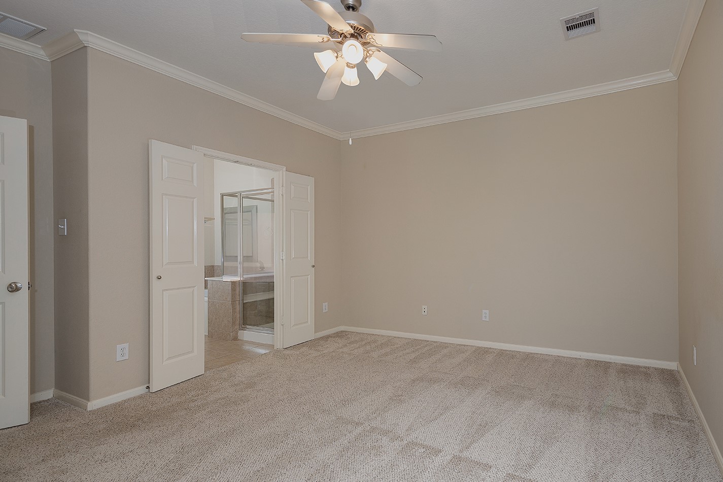 50 E Pipers Green Property Photo 14