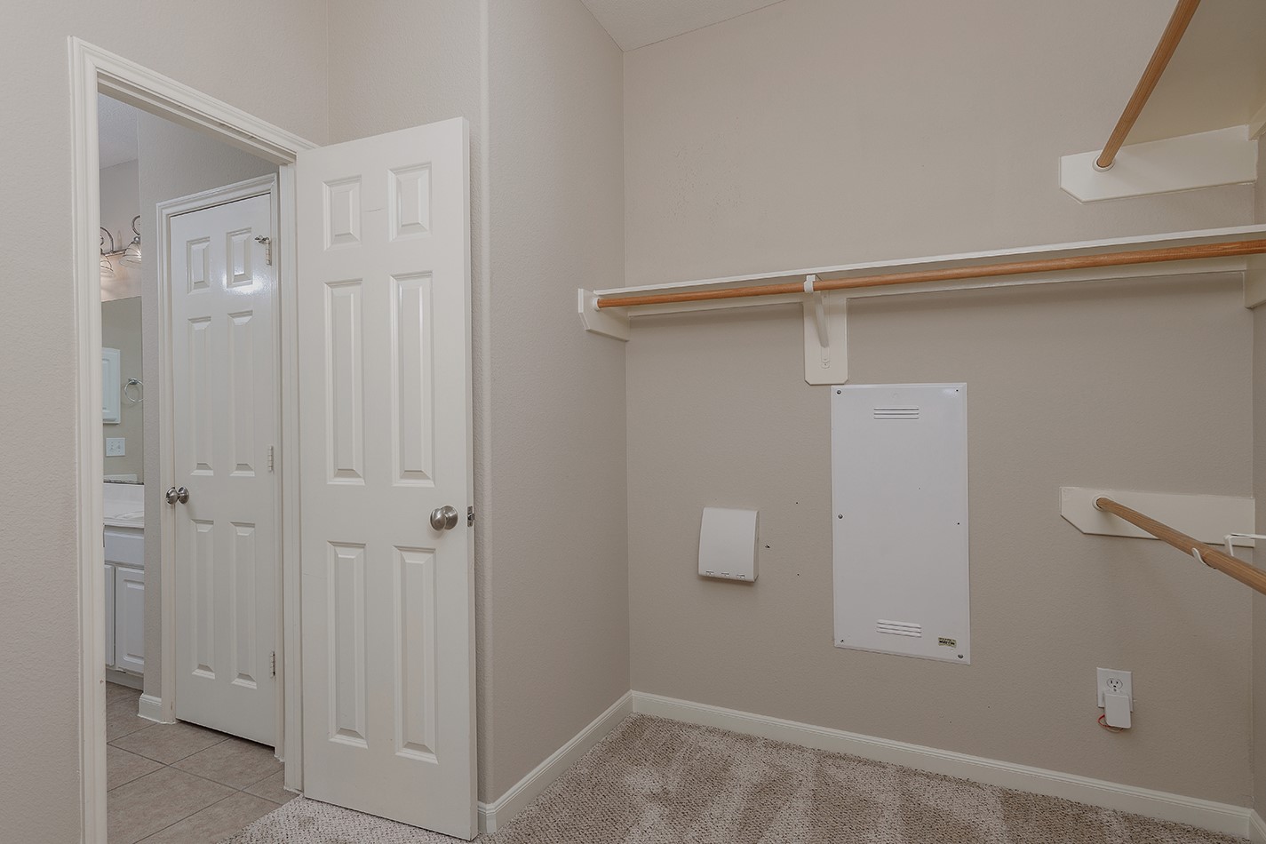 50 E Pipers Green Property Photo 18