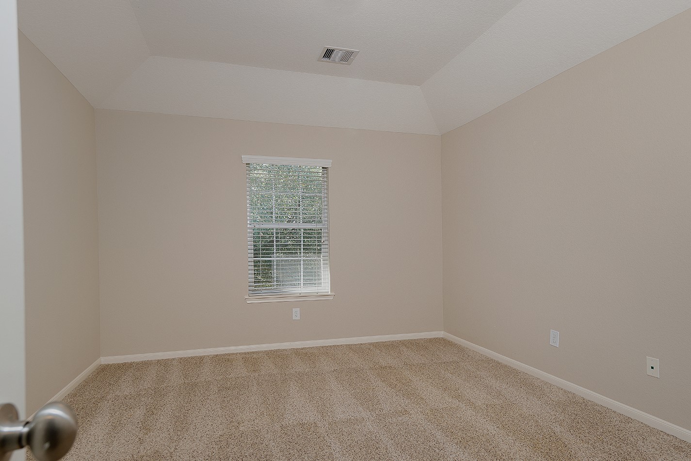 50 E Pipers Green Property Photo 24