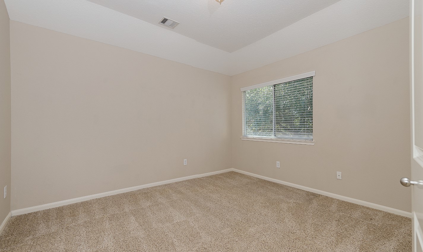 50 E Pipers Green Property Photo 25