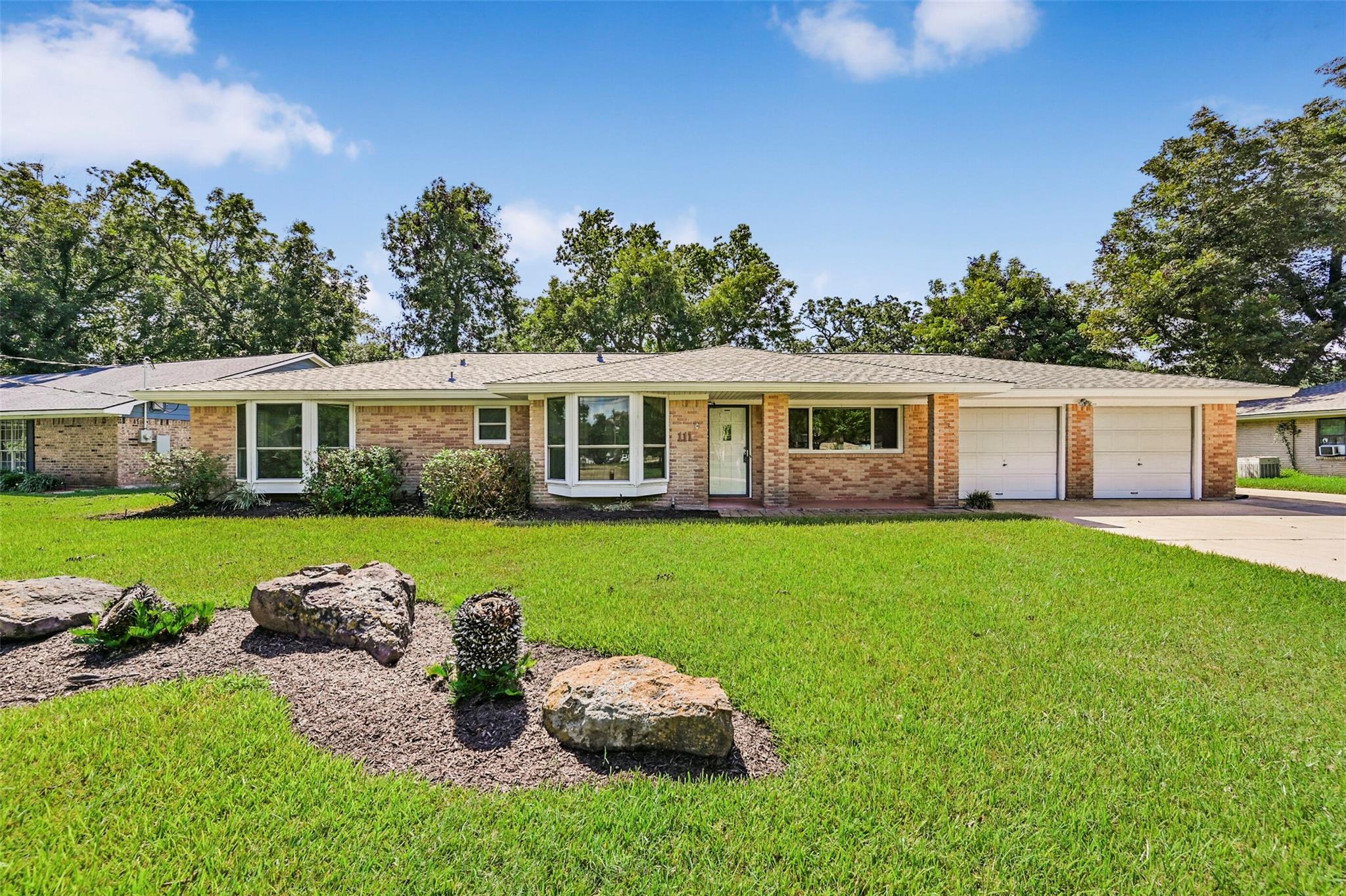 111 Southern Oaks Drive, Lake Jackson Tx 77566 Property Photo 1
