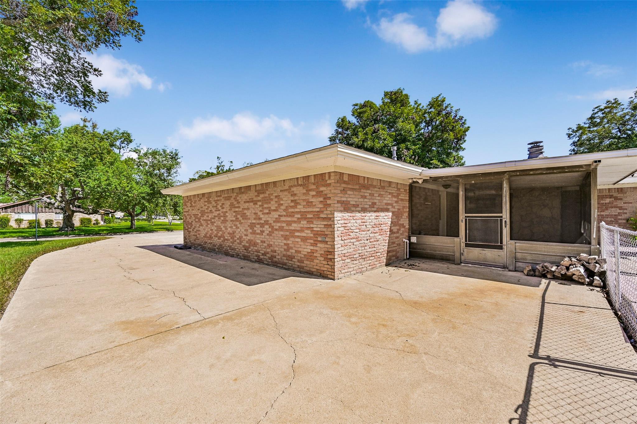 111 Southern Oaks Drive Property Photo 3