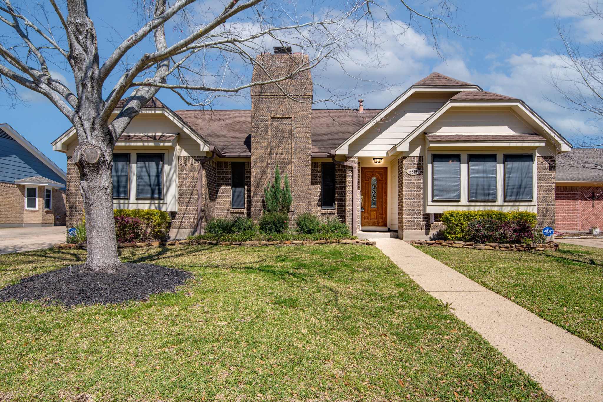 6819 Gleneagles Drive Property Photo