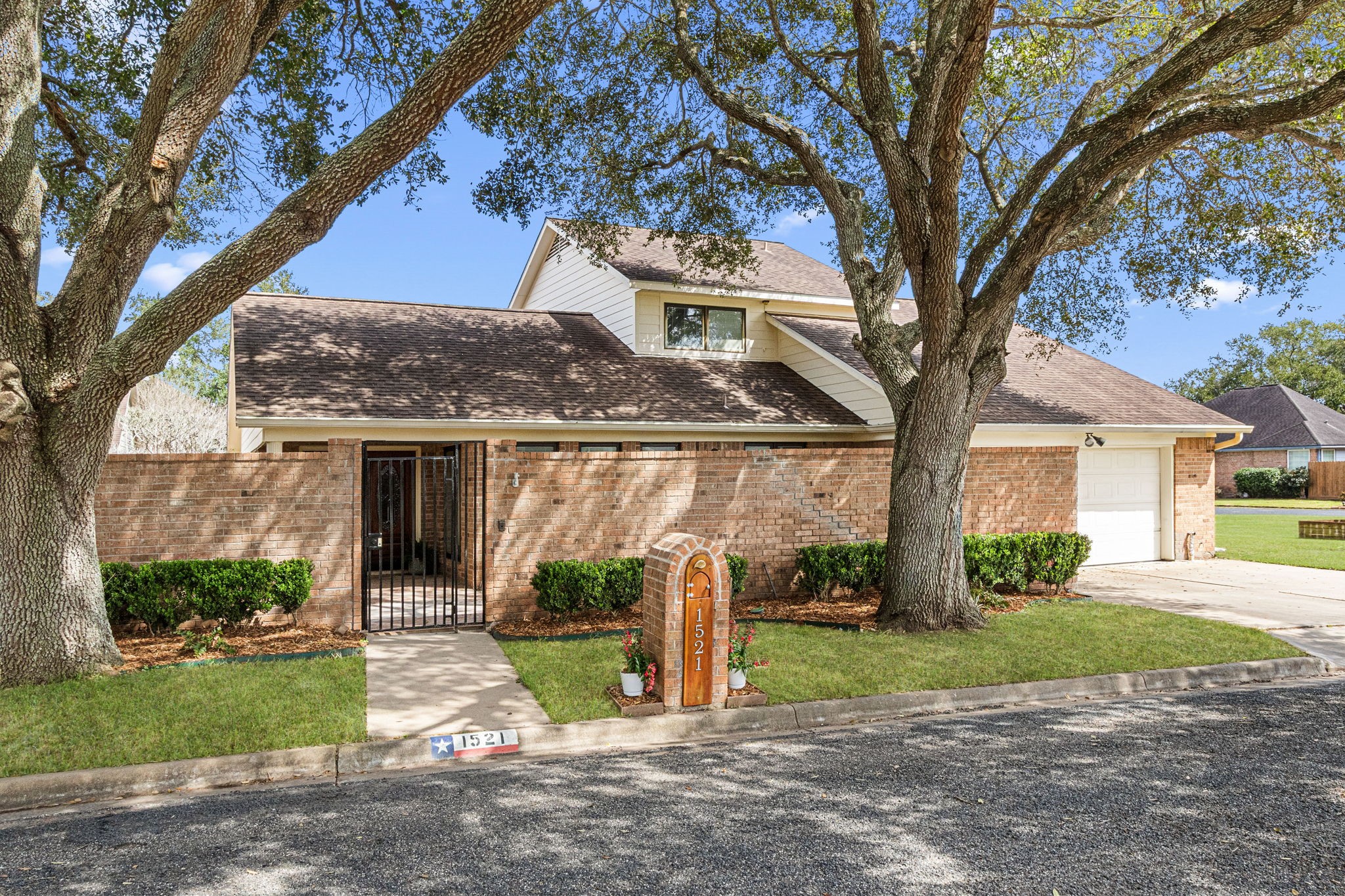 1521 Oakcrest Street Property Photo