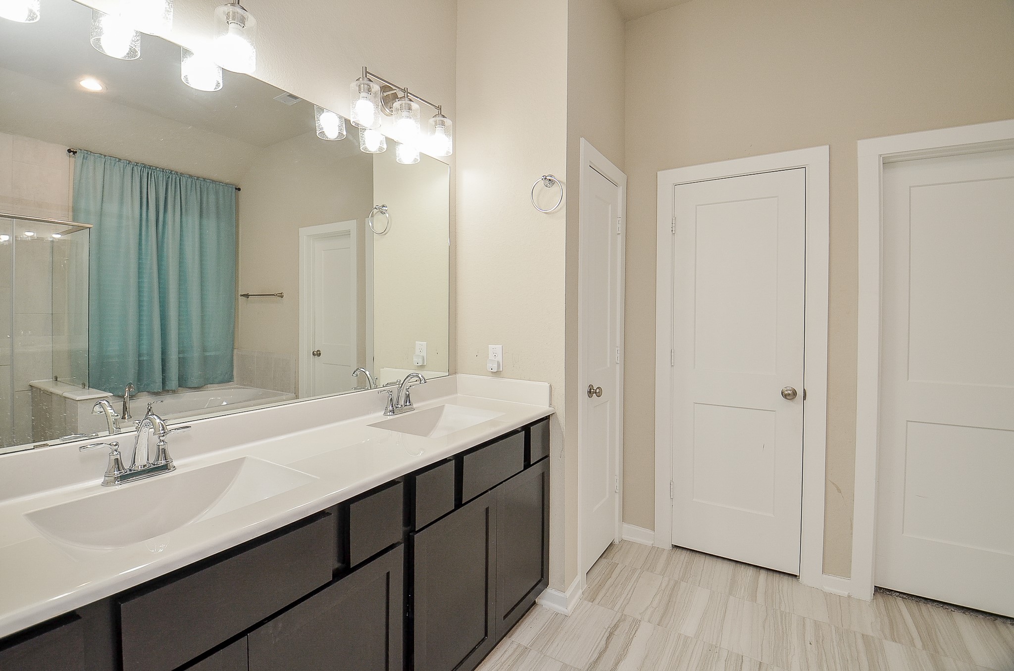 6807 Vista Ledge Drive Property Photo 11