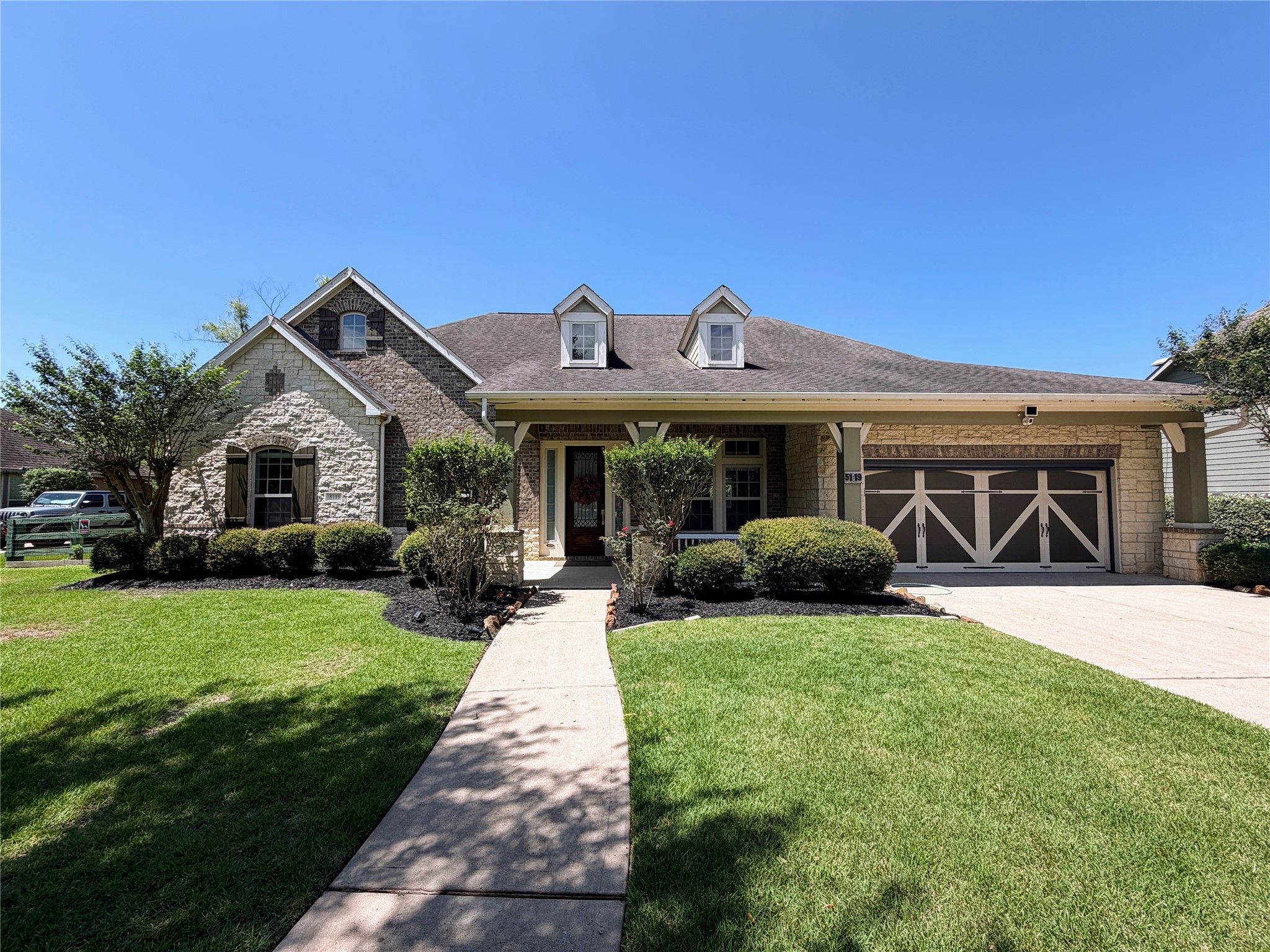 5119 Water Oak Crescent Property Photo 2