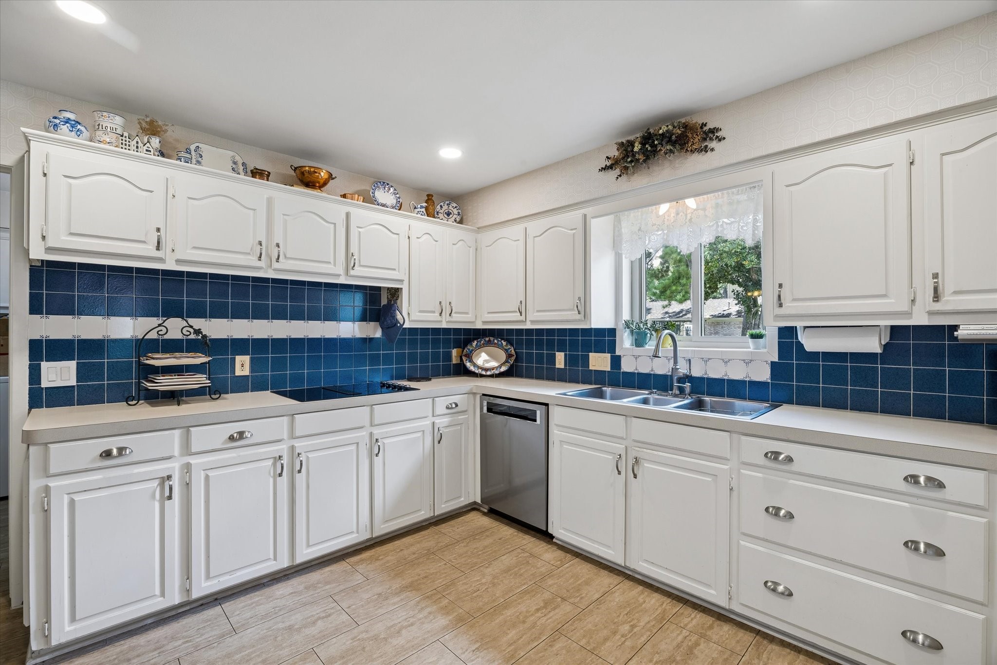 10702 Elmdale Drive Property Photo 8