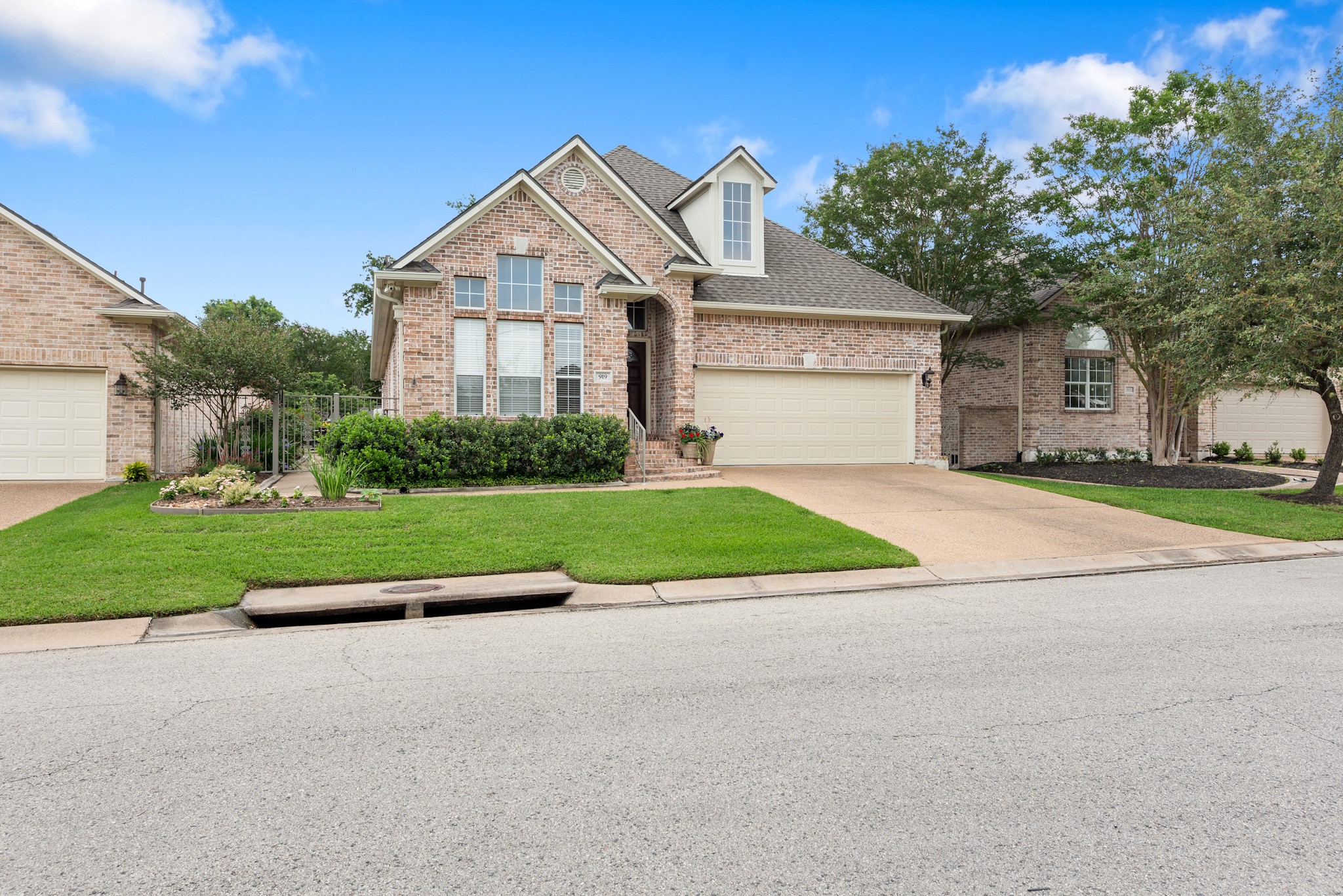 919 Grand Oaks Circle Property Photo 1