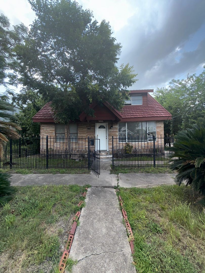 3012 Live Oak Street Property Photo 1