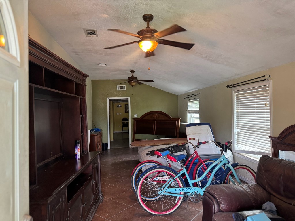 619 N Avenue C Property Photo 2