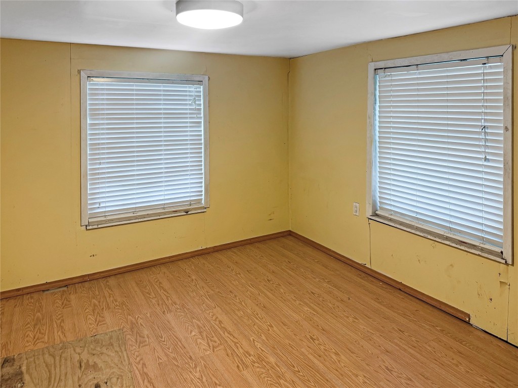 619 N Avenue C Property Photo 4