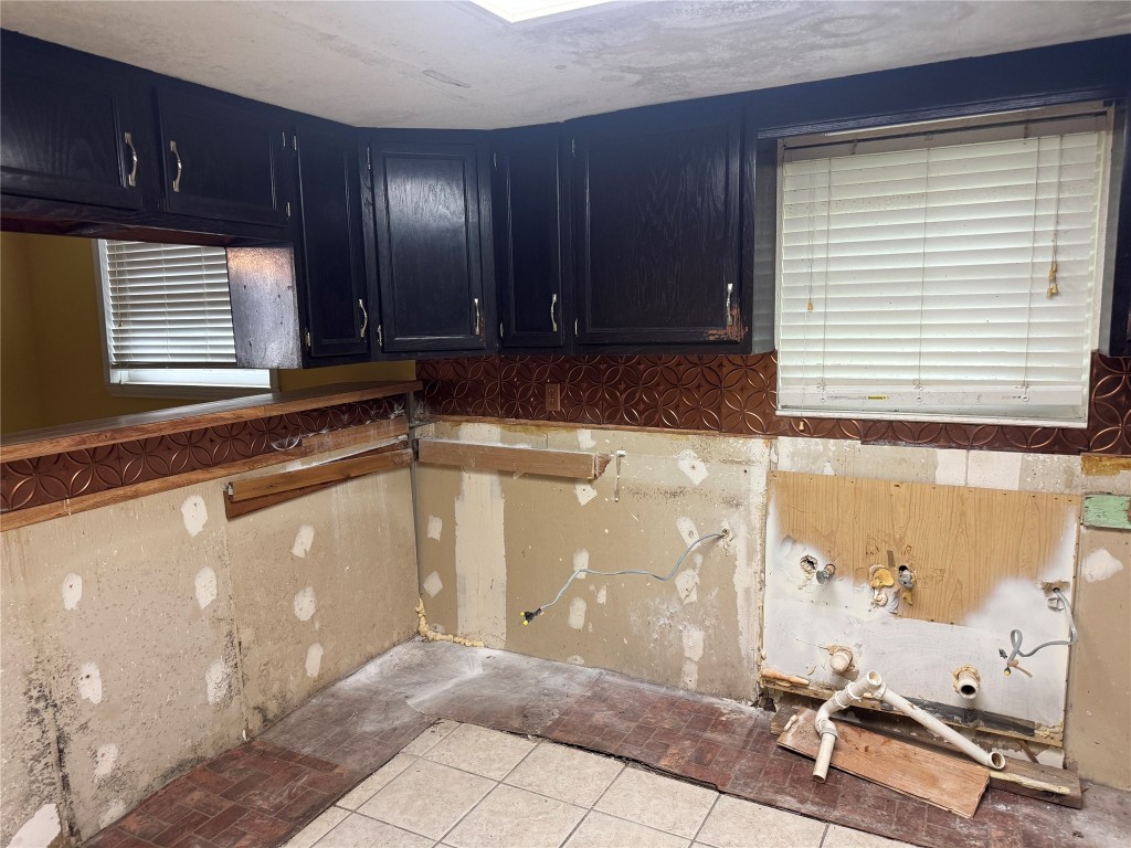 619 N Avenue C Property Photo 5