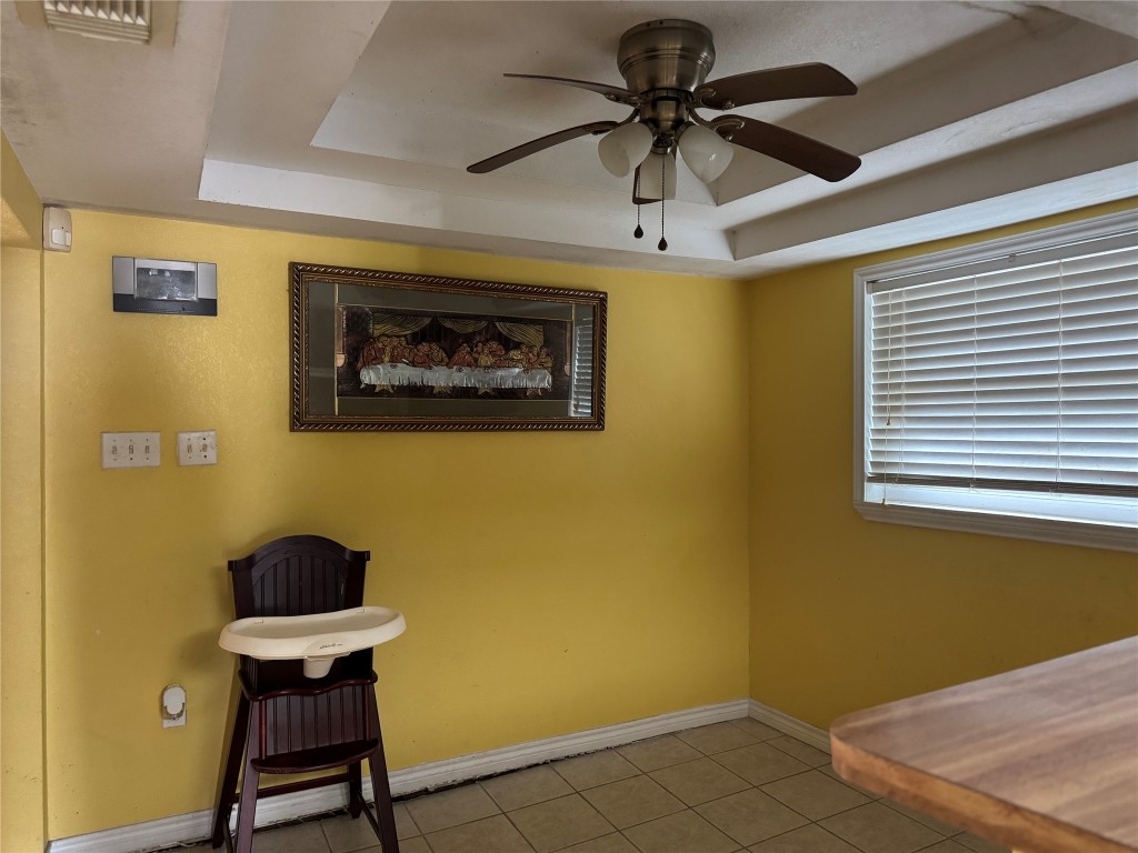 619 N Avenue C Property Photo 6