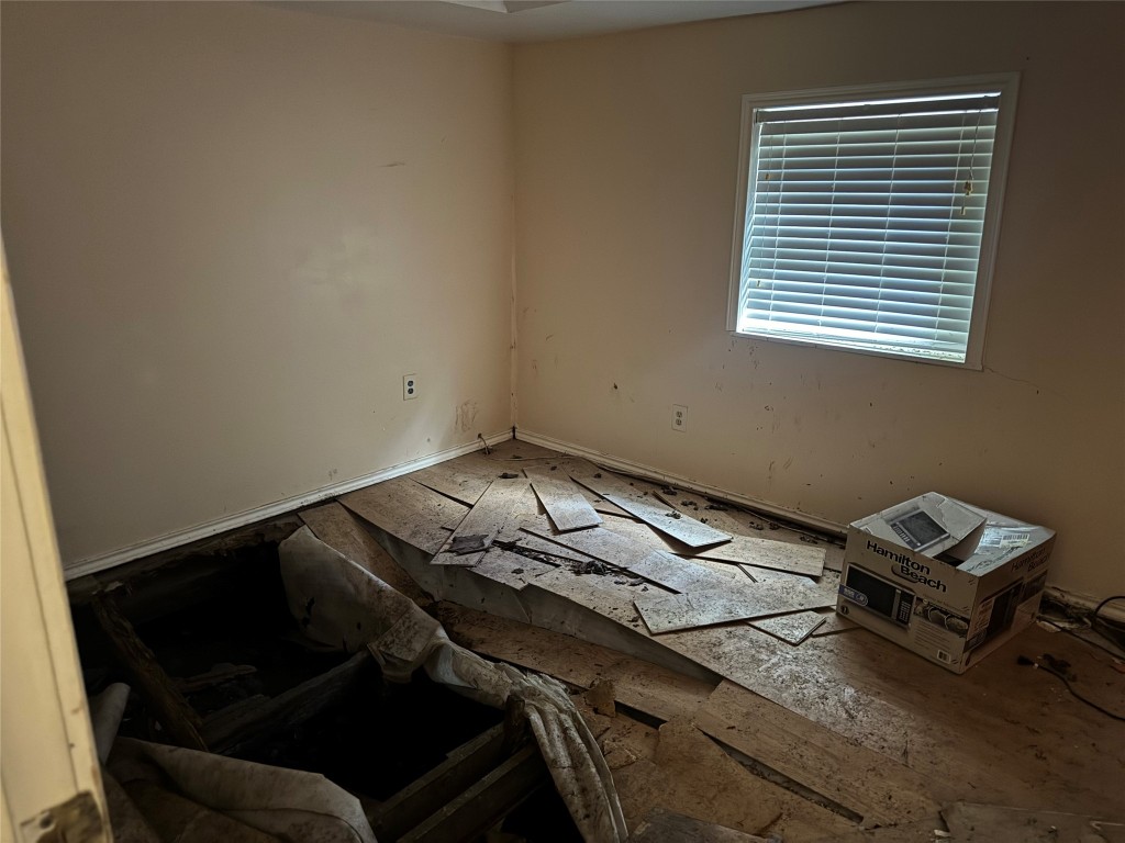 619 N Avenue C Property Photo 10