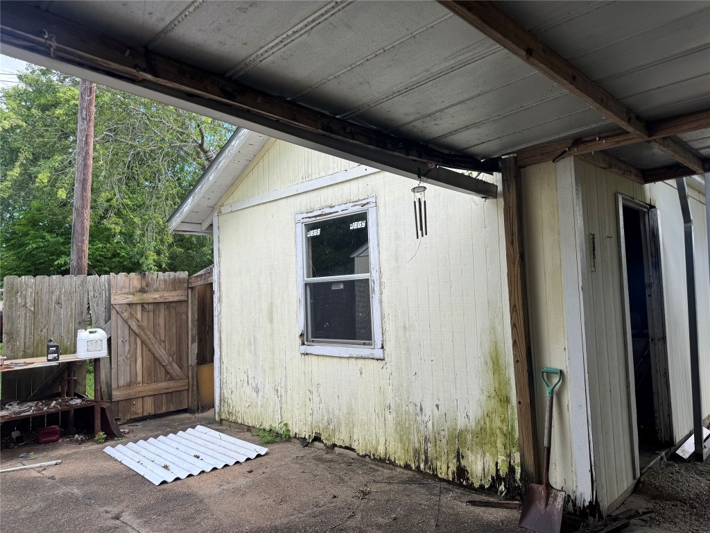 619 N Avenue C Property Photo 14