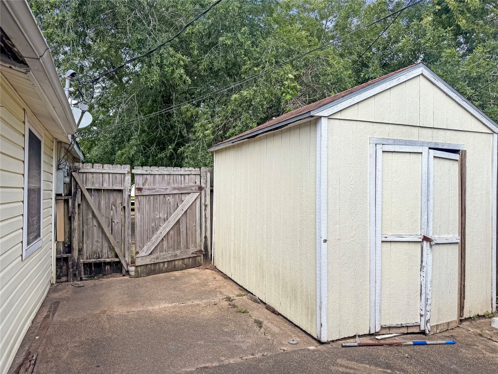 619 N Avenue C Property Photo 15