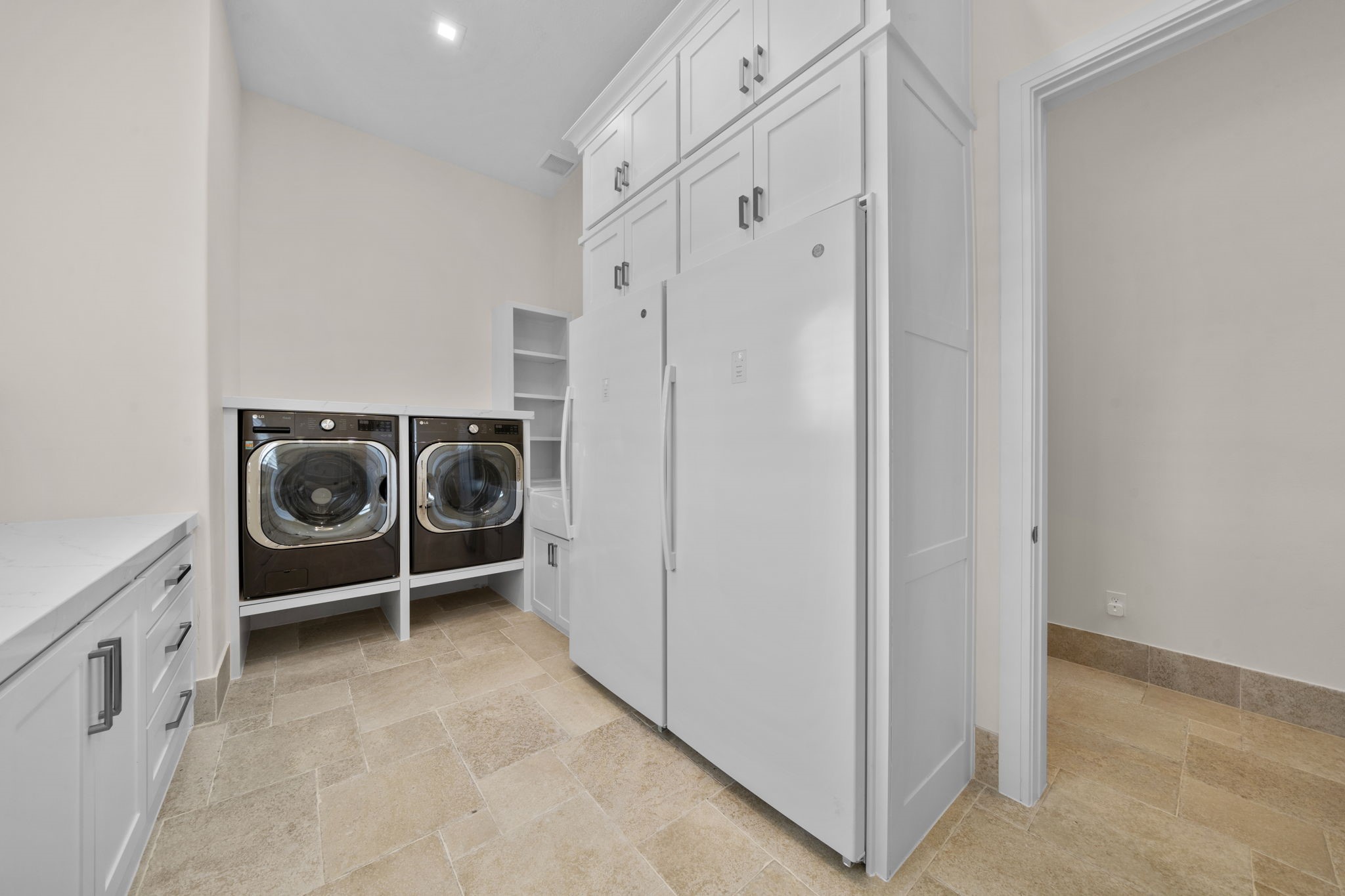 2102 Countryshire Lane Property Photo 17