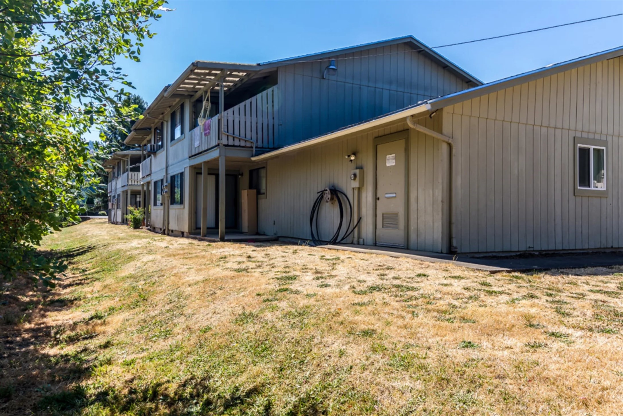 1051 E Central St Property Photo 6
