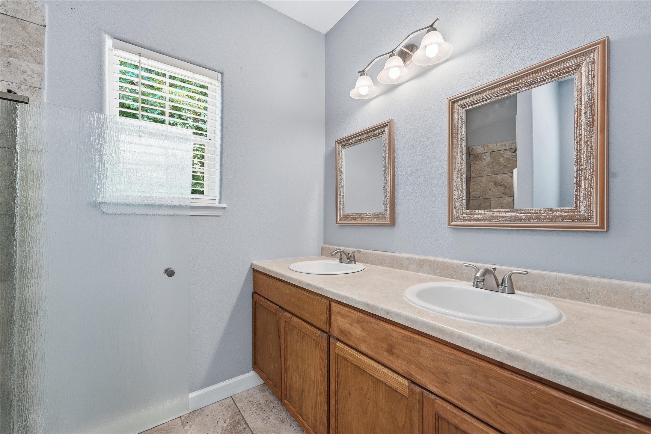 15621 Northland Drive Property Photo 11